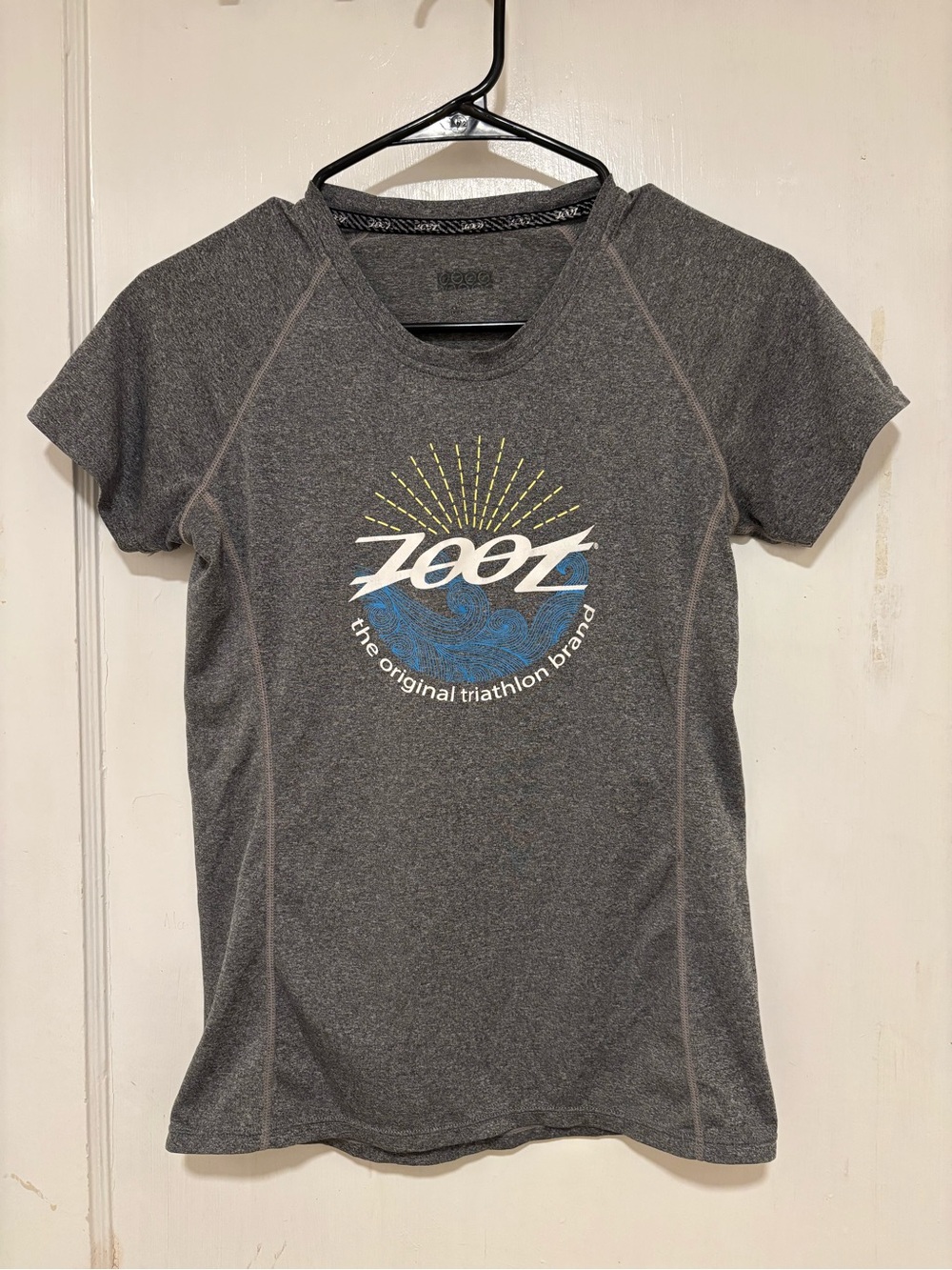 Zoot Performance Triathlon Tee in Charcoal with Sunburst Logo